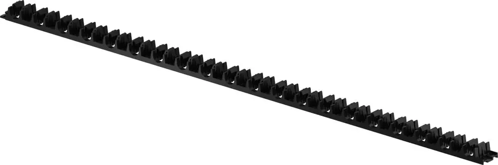 Schwarze Klemmschiene mit mehreren Einkerbungen, die zur Befestigung oder Unterstützung von Rohren oder Kabeln dient. Produkt von Uponor.